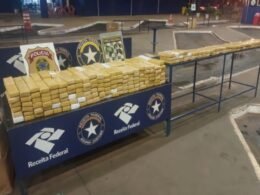 Carro com placas argentinas e motorista paraguaio é flagrado com 237 kg de maconha na Ponte da Amizade