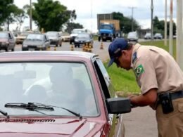 Bagagem no banco de trás: entenda quando é permitido e quando gera multa