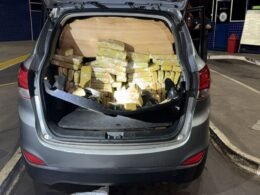 Casal paraguaio é detido com 212 tabletes de maconha em fundo falso de veículo placa argentina