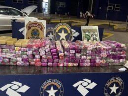 Veículo com placas da Argentina é flagrado com 120 kg de maconha na Ponte da Amizade