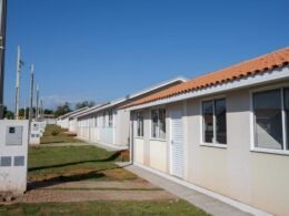 Casas concluídas aguardam ligação de água e energia para serem entregues às famílias