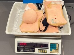 Mulher é presa no Aeroporto de Foz do Iguaçu com 2,4 kg de cocaína presos ao corpo