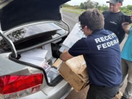 Motorista foge da Receita Federal, capota carro e é preso com carga milionária de smartphones