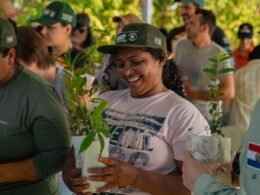Itaipu e parceiros celebram Dia da Árvore com oficina e distribuição de mudas nativas e medicinais