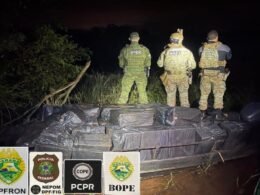 Barco e veículo carregados com cigarros contrabandeados são apreendidos na fronteira