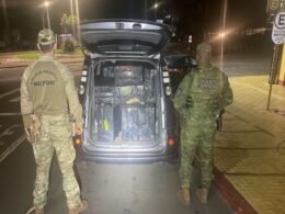 Polícia apreende van paraguaia carregada com 8 mil maços de cigarros contrabandeados em Foz
