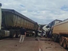Engavetamento com cinco carretas deixa um morto e cinco feridos na BR-163