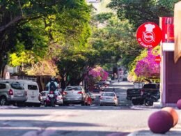Prefeitura de Foz faz operação na Avenida Brasil para coibir ocupação irregular das calçadas