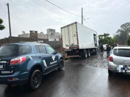 Motorista é preso com caminhão de frangos recheado de eletrônicos contrabandeados