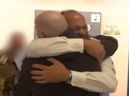 Vídeo: abraços, lágrimas e alívio marcam reencontro de reféns libertados em Israel