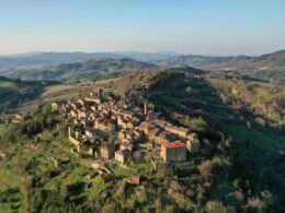 Vila medieval na Toscana paga para quem se mudar e viver entre castelos e muralhas