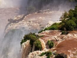 A fúria e a beleza: Cataratas do Iguaçu atingem 7,1 milhões de litros por segundo