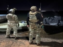 Embarcação com 50 mil maços de cigarros contrabandeados é apreendida no Lago de Itaipu