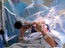Paciente toca clarinete enquanto médicos operam seu cérebro para tratar Parkinson