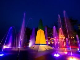 A cidade de Foz do Iguaçu recebe neste sábado (25) o desfile internacional “Esplendores da Seda”, às 17h, no Marco das Três Fronteiras.