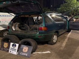 Carro paraguaio é apreendido com 30 pneus às margens do Rio Paraná.