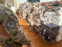 Caminhonete com adesivos falsos da Itaipu capota durante fuga e deixa mais de uma tonelada de maconha espalhada na pista