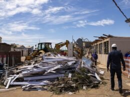 Governo do Paraná reúne equipes e detentos do Mãos Amigas na reconstrução pós-tornado