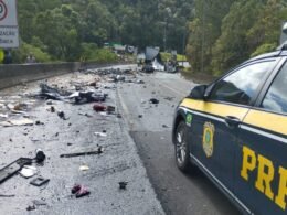 Colisão entre caminhão, carreta e van causa morte e incêndio na BR-376