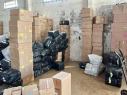 Mais de 2.500 caixas de tênis falsos são apreendidas em depósito clandestino