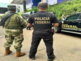 Polícia paraguaia prende policial militar brasileiro foragido, condenado por estupro, e o entrega à Polícia Federal na aduana brasileira.