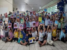 Entrega de livros reforça incentivo à leitura na rede municipal de Foz