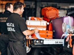 Mulher é presa em flagrante por transportar medicamentos ilegais em aeroporto de Foz