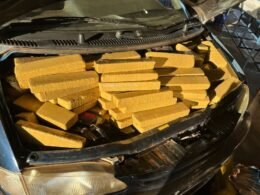Van paraguaia transportava maconha escondida no motor e em fundo falso