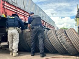 Carreta paraguaia é flagrada em esquema de troca de pneus contrabandeados
