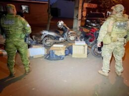 Suspeitos usam motos e mochilas de entrega para transportar contrabando