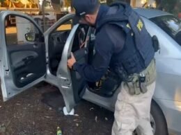 Condutora é presa com quase 130 quilos de drogas e filhos no carro