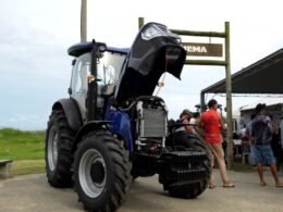 Itaipu investe em pesca artesanal e entrega tratores a pescadores de Pontal do Paraná