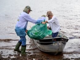 Quando o dia começa cuidando da água: pescadores retiram lixo do Lago de Itaipu