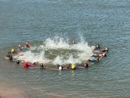 Bombeiros da Itaipu dão curso de sobrevivência a integrantes do Projeto Meninos do Lago