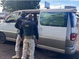 Van com família é parada e policiais encontram anabolizantes e remédios ilegais