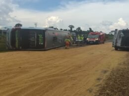 Acidente entre ônibus e caminhão deixa cinco feridos graves na BR-277