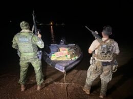 Traficantes abandonam embarcação com 677 kg de maconha após perseguição no Lago de Itaipu
