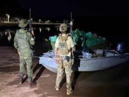 Contrabandista abandona barco carregado com cigarros e foge para mata