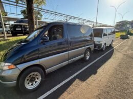 Vans e barcos são apreendidos com carga de frango na madrugada em Foz