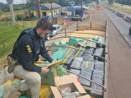Caminhão com milho escondia toneladas de droga na BR-163