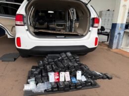 Nervosismo de condutor leva à descoberta de 810 iPhones em fundo falso
