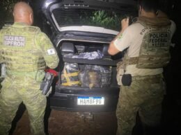 Carro e apreendido com quase 100 kg de maconha na fronteira