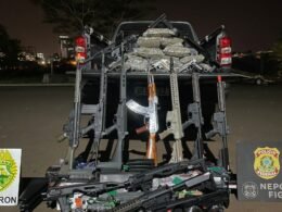Droga e simulacros de armas são apreendidos em trilha próxima ao Rio Paraná