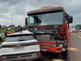 Criança de 6 anos morre após carro ser atingido por caminhão na BR-277