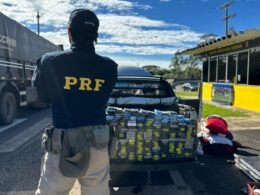 Mãe e filho são pegos com carga milionária de celulares durante fiscalização
