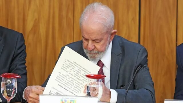Lula veta lei que poderia contar estágio como experiência de trabalho