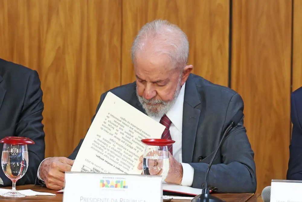 Lula veta lei que poderia contar estágio como experiência de trabalho