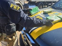 Flagrado pelas câmeras: caminhoneiro tenta jogar cocaína pela janela e acaba preso