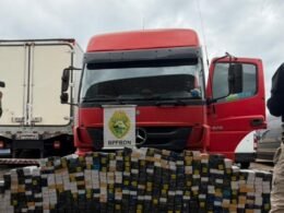 Motorista é preso com 570 celulares em fundo falso de caminhão
