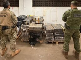 Traficantes fogem pela mata e abandonam quase uma tonelada de maconha